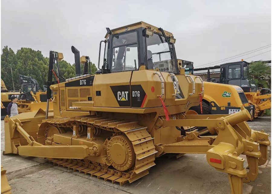 CAT D7 — бульдозер