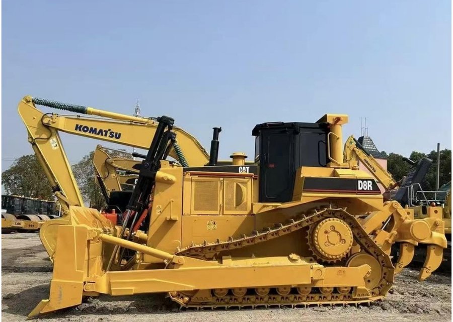 CAT D8 — бульдозер