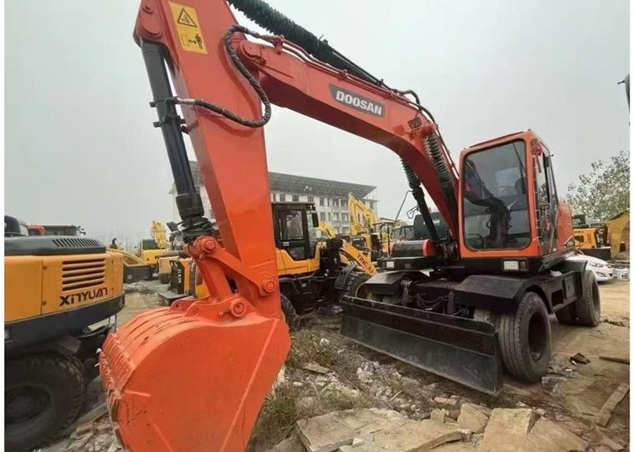 Doosan 150 — колёсный экскаватор