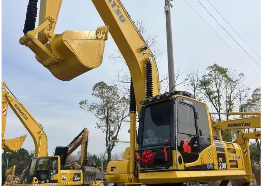 Komatsu 200 — гусеничный экскаватор