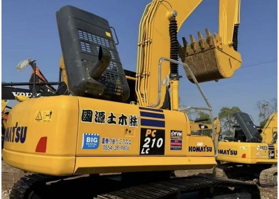 Komatsu 210 — гусеничный экскаватор