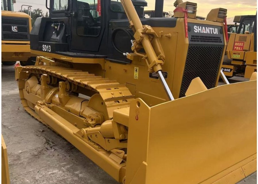 Shantui SD13 — бульдозер